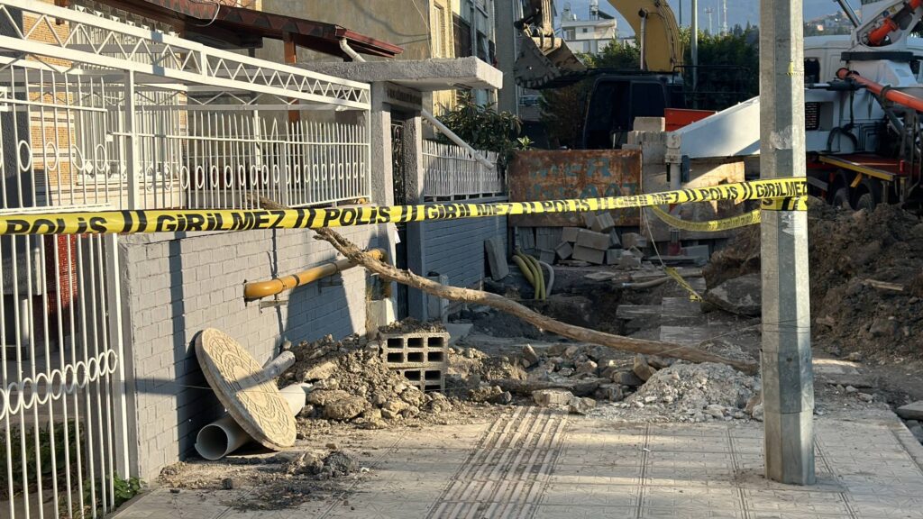 Hatay’da bir inşaatın temeli kazılırken zarar gören binanın sakinleri tahliye edildi