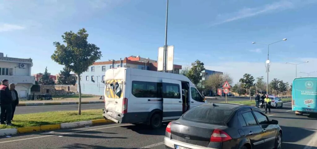 Mardin’de Tırın Servis Aracına Çarpması Sonucu 2 Yaralı