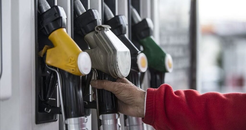 Motorine yapılacak zam bir kez daha değişti: Bu gece yarısından itibaren geçerli olacak