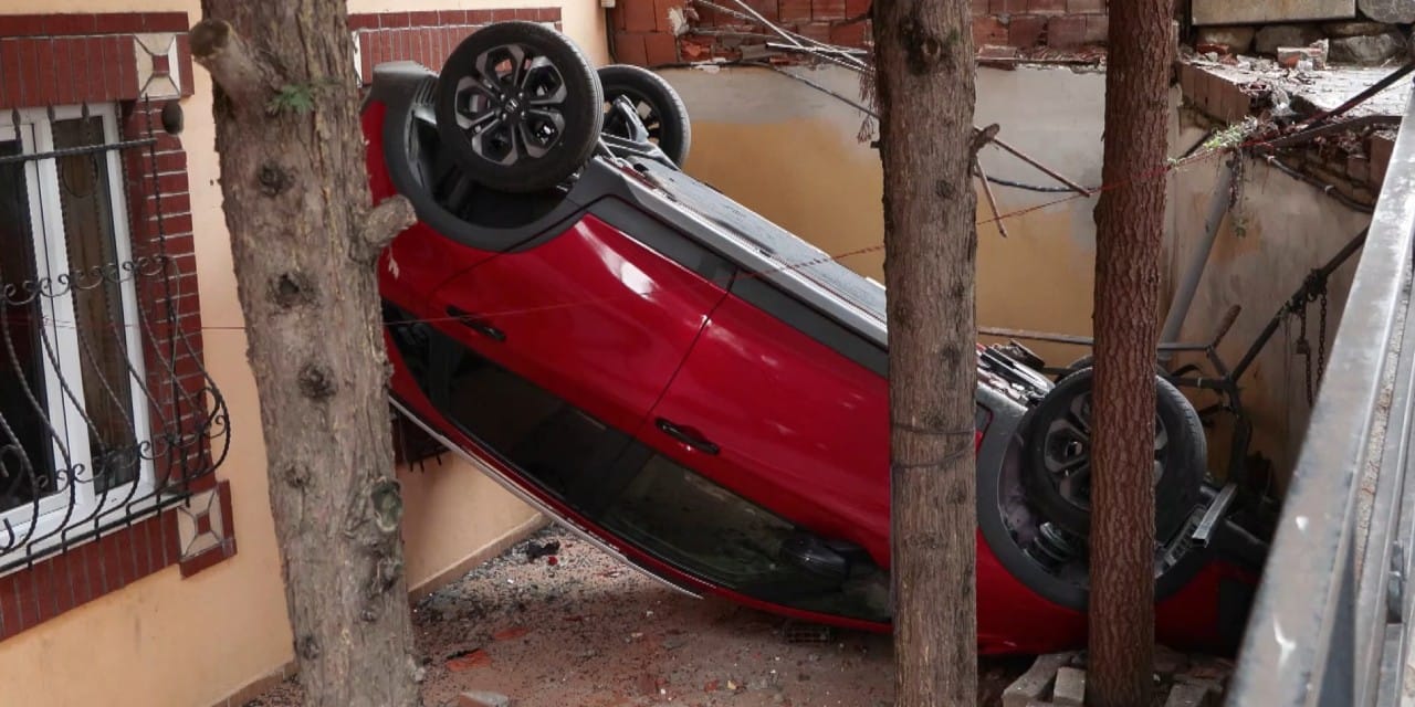 kontrolden cikan otomobil bahceye uctu ZsdNqI86.jpg