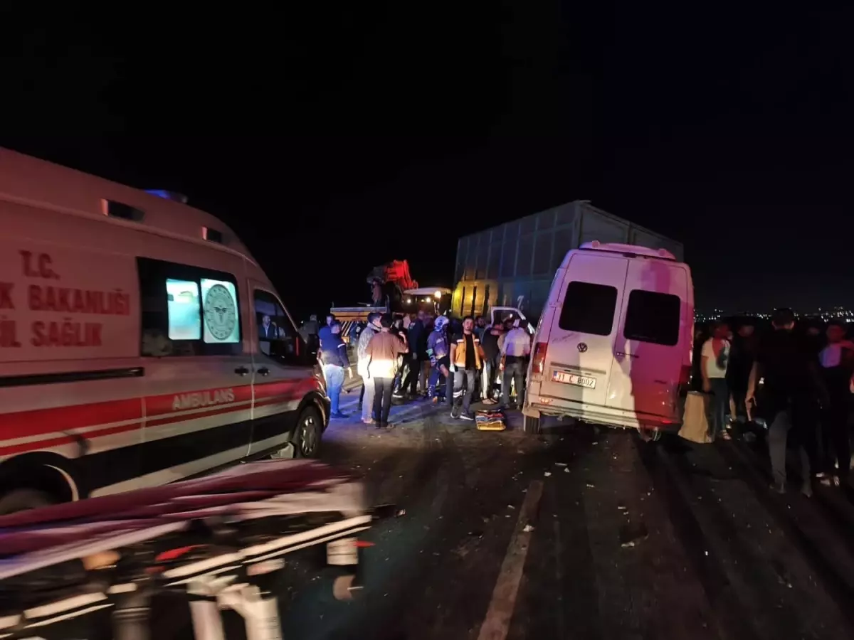 reyhanlida servis minibusu traktore carpti 14 yarali eTmzLUvR.jpg