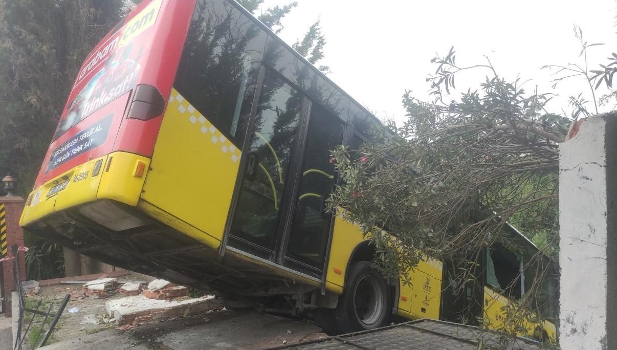 uskudarda iett otobusu kazasi 7axLH85D.jpg