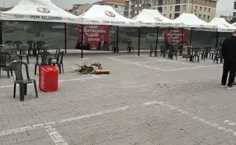 Otel odasında gözaltına alınan Uşak Belediye Başkanı’na en büyük tokadı halk attı