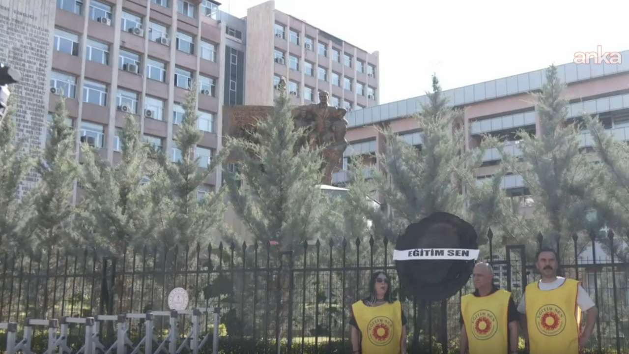 Eğitim Sen’den MEB önüne siyah çelenk