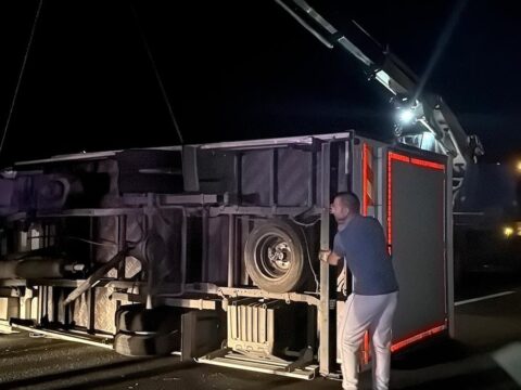 Bariyerlere carparak devrilen kamyonetin surucusu yaralandi kUIMILx4