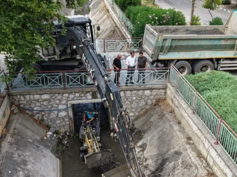 Manisa kent merkezinde dere ve kanal temizligi aKiKq23I